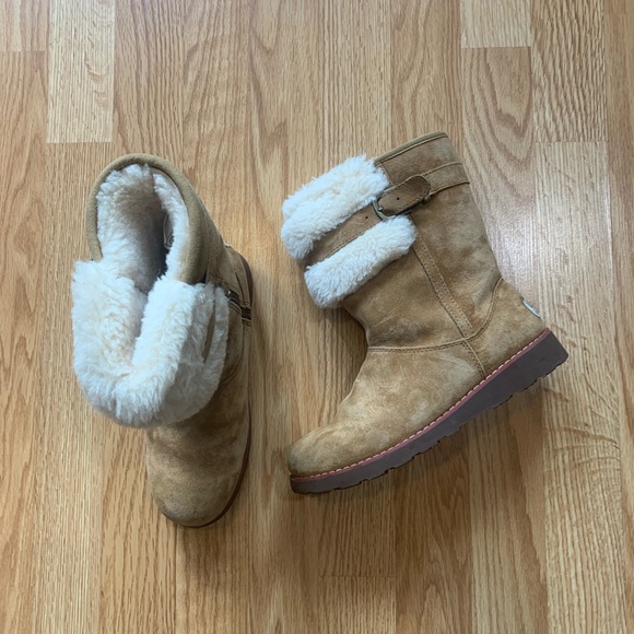 Woman’s Ugg Shearling Boots - Picture 3 of 15
